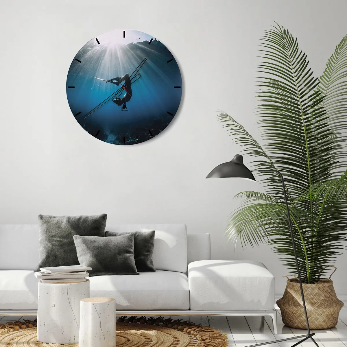 Väggklocka - Klocka på glas - Silhuett av en kvinna som flyter i vattnet i solens strålar - 30x30cm - Undervattendans - Modern väggdekoration för vardagsrum, kök och sovrum ARTTOR