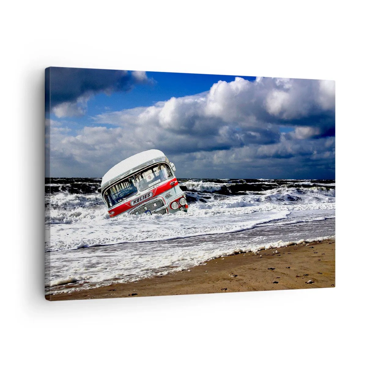 Canvastavla - Bild på duk - En sjunken buss på stranden mitt i vågor och grov sjö - 70x50cm - Förvånad? - Modern väggdekoration för vardagsrum och sovrum ARTTOR