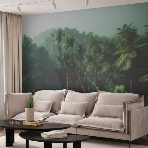 Fototapet Standard Eco - En hängbro i en tropisk djungel omgiven av dimma. - 100x70cm - Över grönskans kaos - Modern väggdekoration för vardagsrum och sovrum ARTTOR