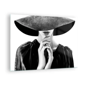 Glastavla - Bild på glas - Snygg kvinna i svart med hatt som täcker ansiktet - 70x50cm - Dold skönhet - Modern väggdekoration för vardagsrum och sovrum ARTTOR