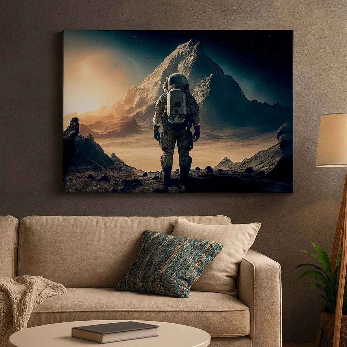 Canvastavla - Bild på duk - Astronaut mot bakgrund av majestätiska berg - 70x50cm - En ny utmaning - Modern väggdekoration för vardagsrum och sovrum ARTTOR