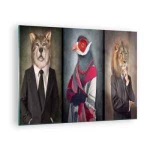 Glastavla - Bild på glas - Tre djur i eleganta kläder på en stiliserad bakgrund - 70x50cm - Vad gör jag här?! - Modern väggdekoration för vardagsrum och sovrum ARTTOR