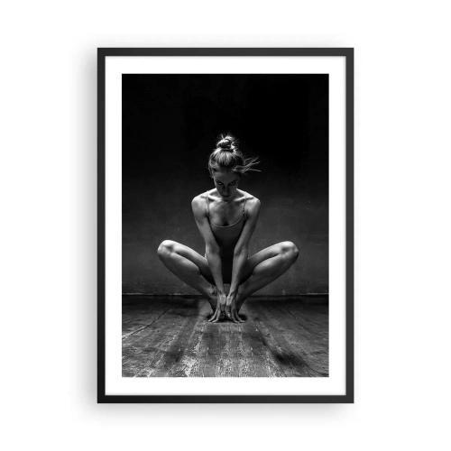 Affisch i svart ram - Ett svartvitt fotografi av en ballerina i en konstnärlig pose. - 50x70cm - Koncentrerad dansenergi - Modern väggdekoration för vardagsrum och sovrum ARTTOR