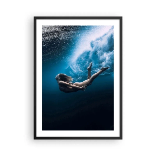 Affisch i svart ram - En kvinna som simmar under vattnet omgiven av bubblor och vågor. - 50x70cm - Modern sjöjungfru - Modern väggdekoration för vardagsrum och sovrum ARTTOR