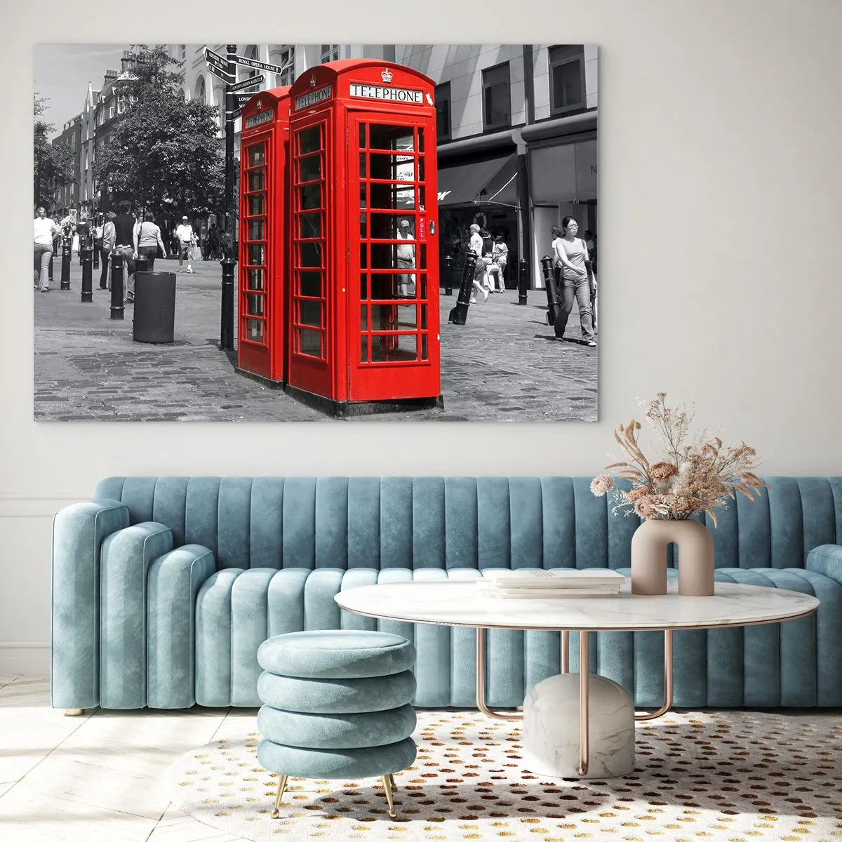 Glastavla - Bild på glas - Röda telefonkiosker på en gata i London - 70x50cm - Röda telefonkiosker - Modern väggdekoration för vardagsrum och sovrum ARTTOR