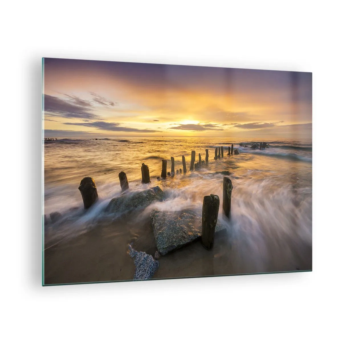 Glastavla - Bild på glas - Solnedgång över havet med träpålar på stranden - 70x50cm - Östersjöns råa skönhet - Modern väggdekoration för vardagsrum och sovrum ARTTOR