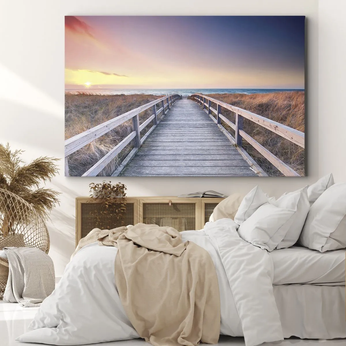 Canvastavla - Bild på duk - En träbrygga som leder till stranden vid solnedgången med himlen målad i pastellfärger. - 70x50cm - Kvällssken i Östersjön - Modern väggdekoration för vardagsrum och sovrum ARTTOR