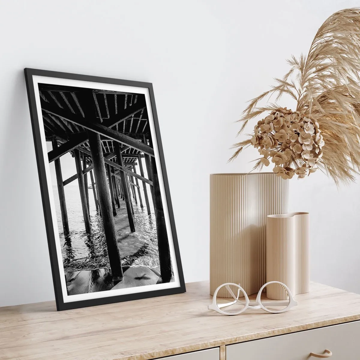 Affisch i svart ram - Gömställe på stranden - 61x91 cm