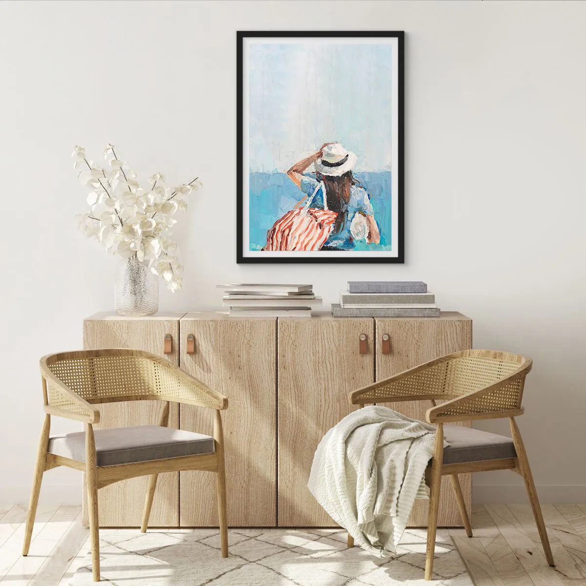 Affisch i svart ram - En kvinna i hatt som tittar ut mot havet - 50x70cm - Välkommen på semester - Modern väggdekoration för vardagsrum och sovrum ARTTOR