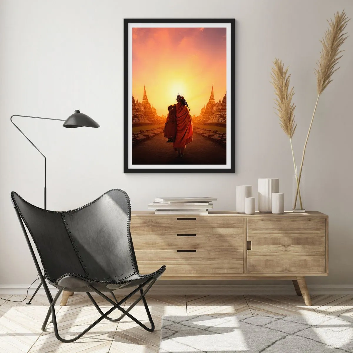 Affisch i svart ram - En buddhistisk munk i den uppgående solens strålar - 50x70cm - I lugn genom evigheten - Modern väggdekoration för vardagsrum och sovrum ARTTOR