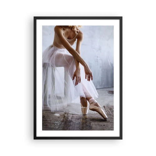 Affisch i svart ram - En ballerina i en delikat pose mot en industriell bakgrund - 50x70cm - Innan rampljuset tänds - Modern väggdekoration för vardagsrum och sovrum ARTTOR