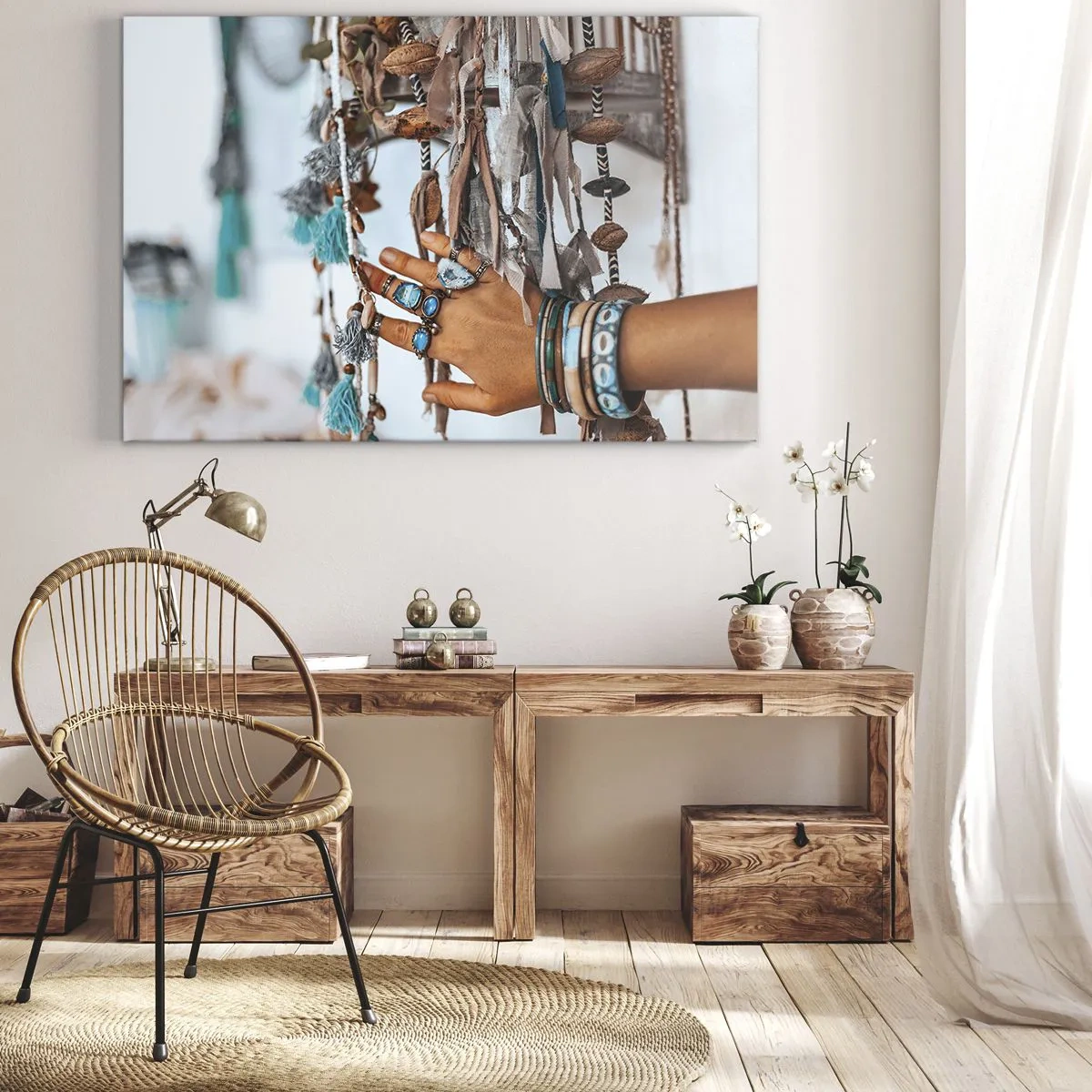 Canvastavla - Bild på duk - En hand prydd med boho smycken med dekorationer i bakgrunden - 70x50cm - Lokala skatter - Modern väggdekoration för vardagsrum och sovrum ARTTOR