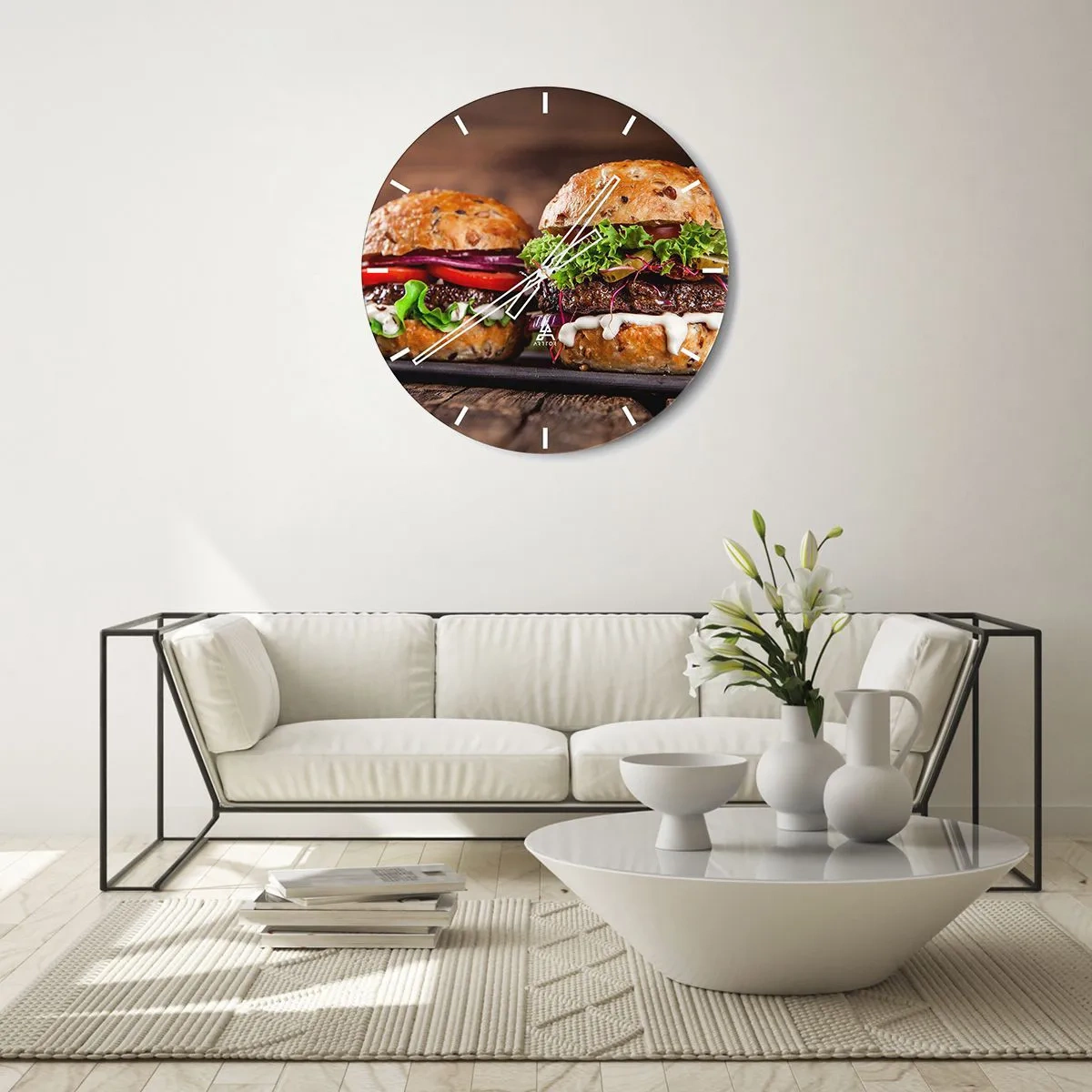Väggklocka - Klocka på glas - Aptitretande hamburgare på en träbakgrund - 30x30cm - American dream - Modern väggdekoration för vardagsrum, kök och sovrum ARTTOR