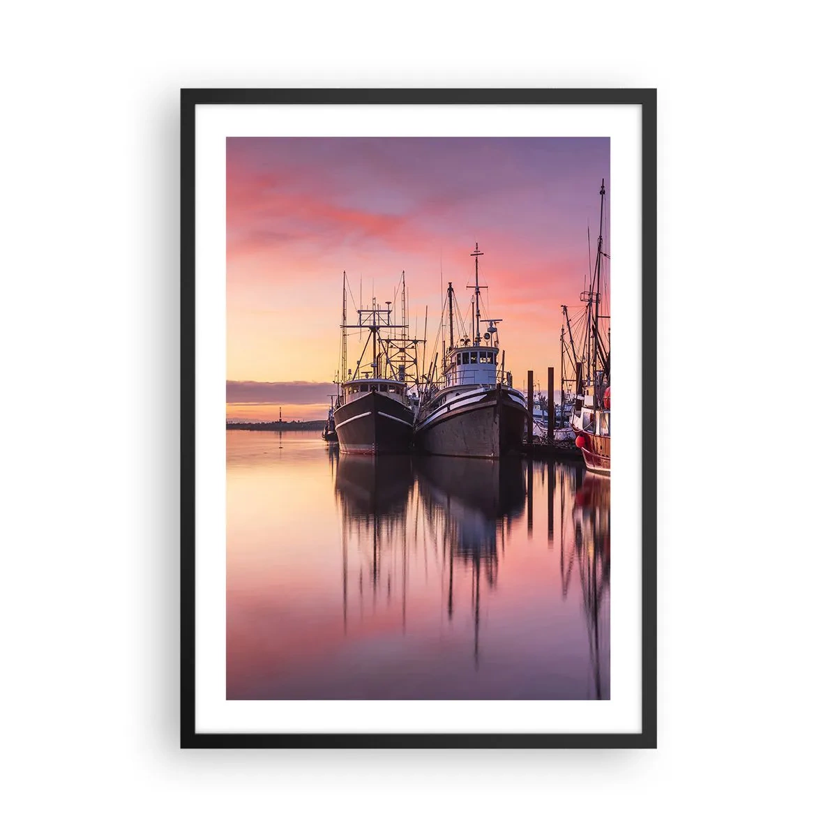 Affisch i svart ram - Fiskebåtar i hamnen vid solnedgången - 50x70cm - Inför nästa dag - Modern väggdekoration för vardagsrum och sovrum ARTTOR