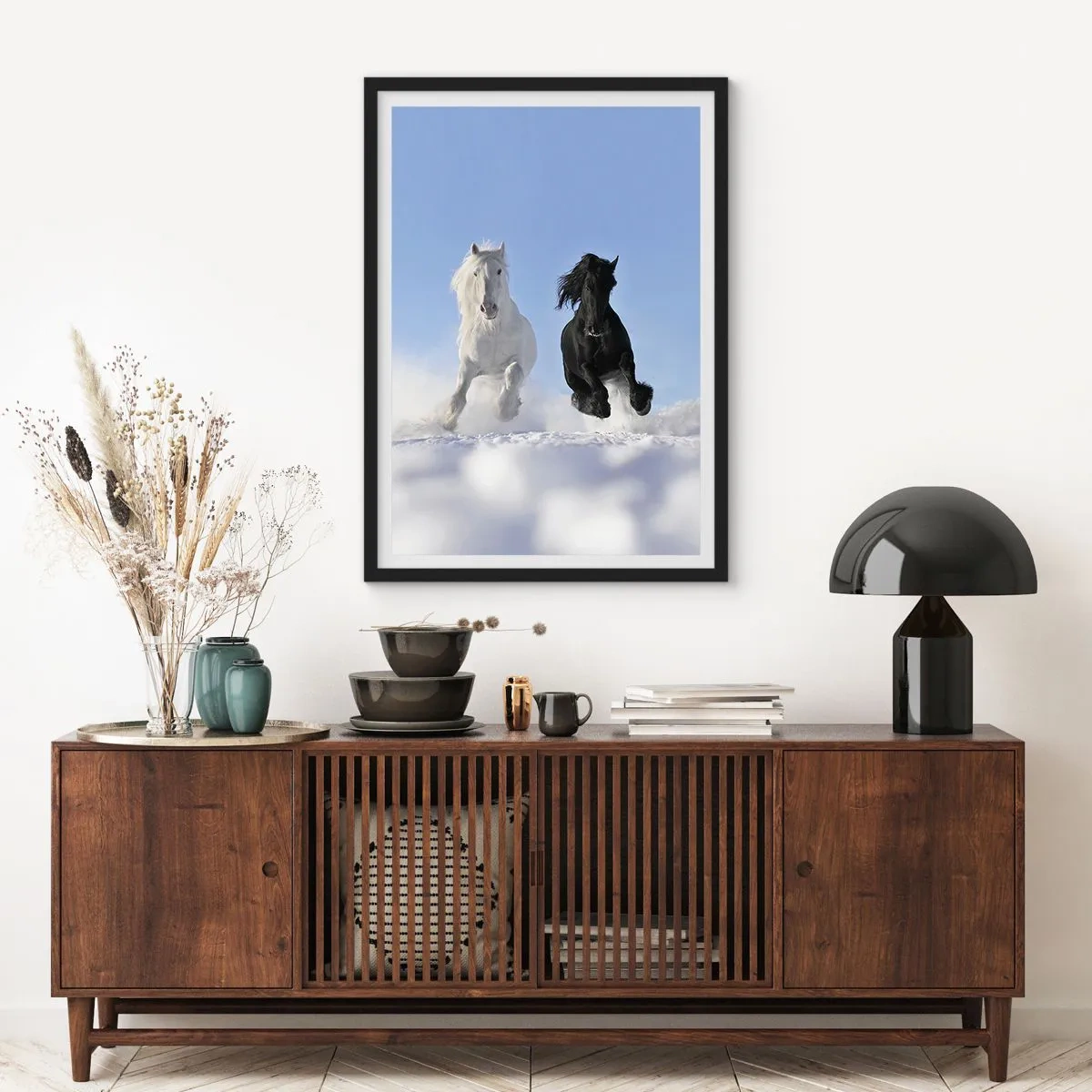 Affisch i svart ram - En vit och svart häst galopperar i snön - 50x70cm - Svart-vit galopp - Modern väggdekoration för vardagsrum och sovrum ARTTOR