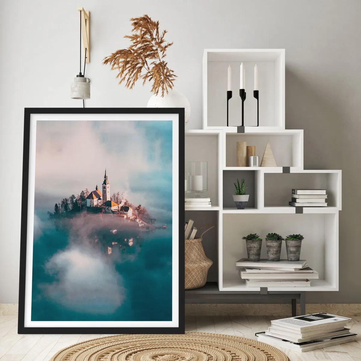 Affisch i svart ram - En kyrka på en ö omgiven av dimma och vatten - 50x70cm - Drömö - Modern väggdekoration för vardagsrum och sovrum ARTTOR