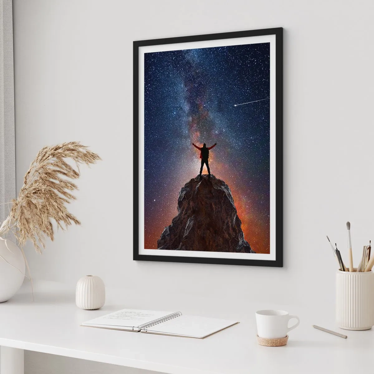 Affisch i svart ram - Silhuett på toppen av en sten med en stjärnhimmel i bakgrunden - 50x70cm - Kraften är med mig! - Modern väggdekoration för vardagsrum och sovrum ARTTOR