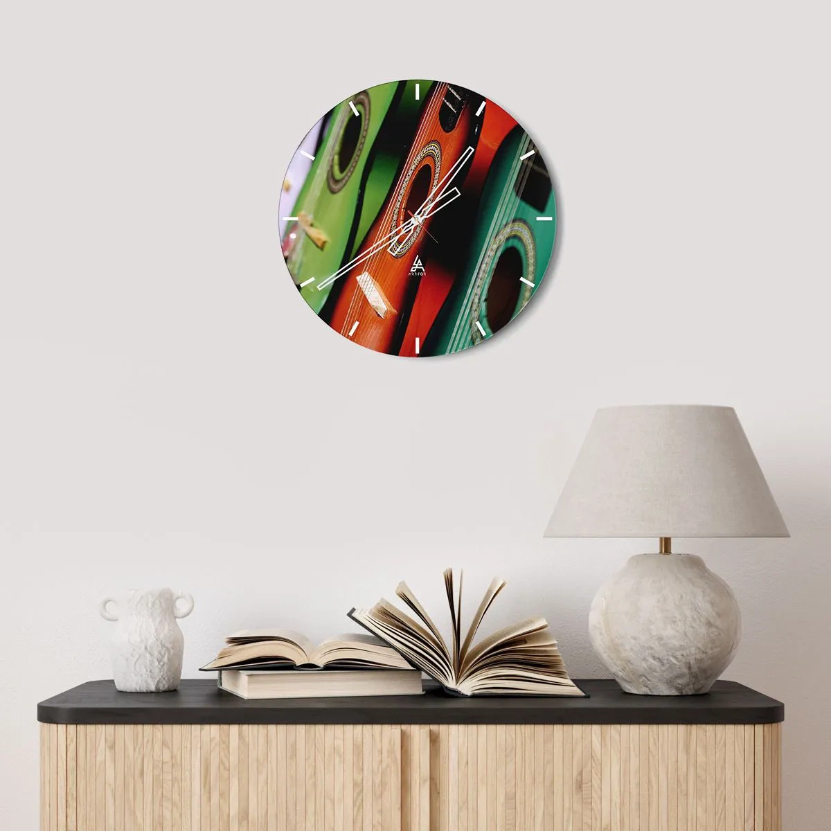 Väggklocka - Klocka på glas - Färgglada gitarrer i en konstnärlig komposition - 30x30cm - Gitarren har flera färger - Modern väggdekoration för vardagsrum, kök och sovrum ARTTOR