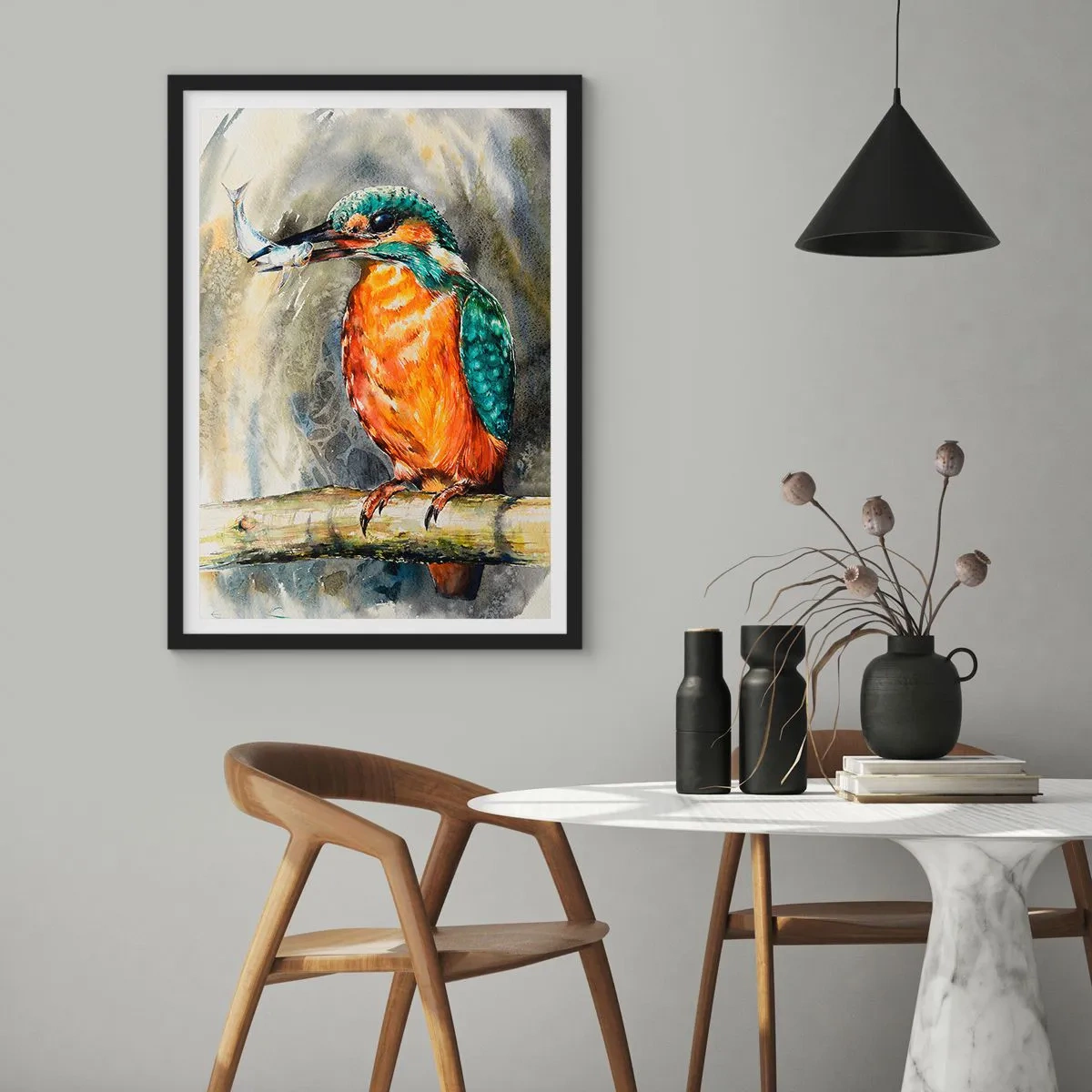 Affisch i svart ram - Ett vattenlejon som håller en fisk mot ett naturligt landskap i akvarellstil. - 50x70cm - Naturens lagar - Modern väggdekoration för vardagsrum och sovrum ARTTOR
