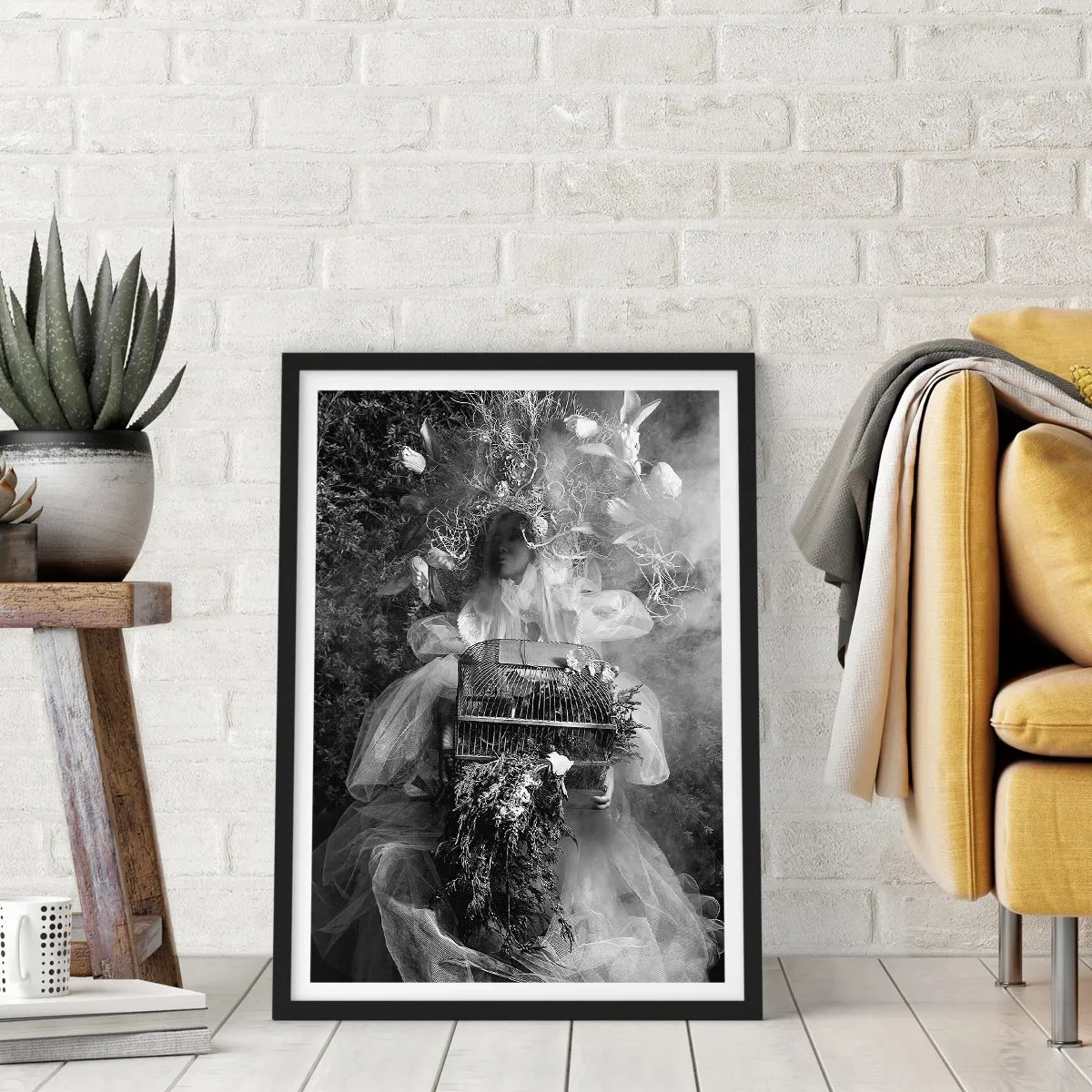 Affisch i svart ram - En kvinna i klänning omgiven av naturen i ett svartvitt fotografi - 50x70cm - Bara Moder - Natur - Modern väggdekoration för vardagsrum och sovrum ARTTOR