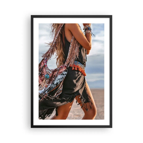 Affisch i svart ram - Boho-stil mot ett ökenlandskap - 50x70cm - Shamanens flicka - Modern väggdekoration för vardagsrum och sovrum ARTTOR