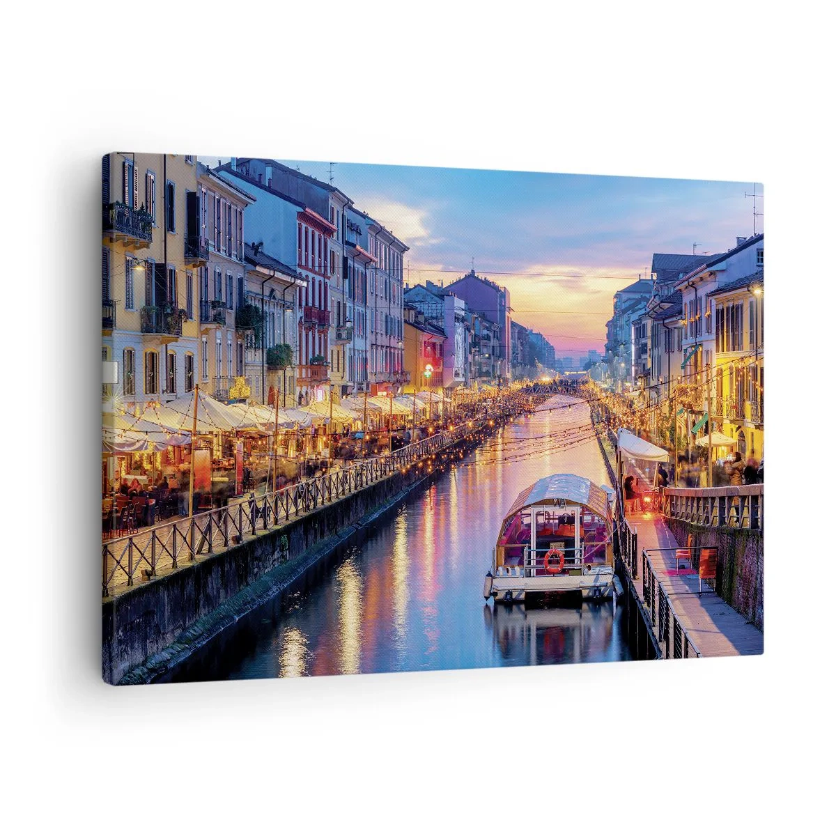 Canvastavla - Bild på duk - En kanal med belysning omgiven av färgglada byggnader - 70x50cm - Ljusets och nöjets kväll - Modern väggdekoration för vardagsrum och sovrum ARTTOR