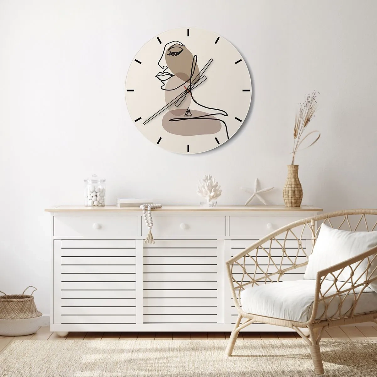 Väggklocka - Klocka på glas - En kvinnas ansikte i konturer mot en beige bakgrund med färgfläckar. - 30x30cm - Lyssnar på sig själv - Modern väggdekoration för vardagsrum, kök och sovrum ARTTOR