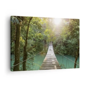 Canvastavla - Bild på duk - En hängbro i en tropisk skog upplyst av solljus. - 70x50cm - Vid azurblått vatten till azurblå skog - Modern väggdekoration för vardagsrum och sovrum ARTTOR