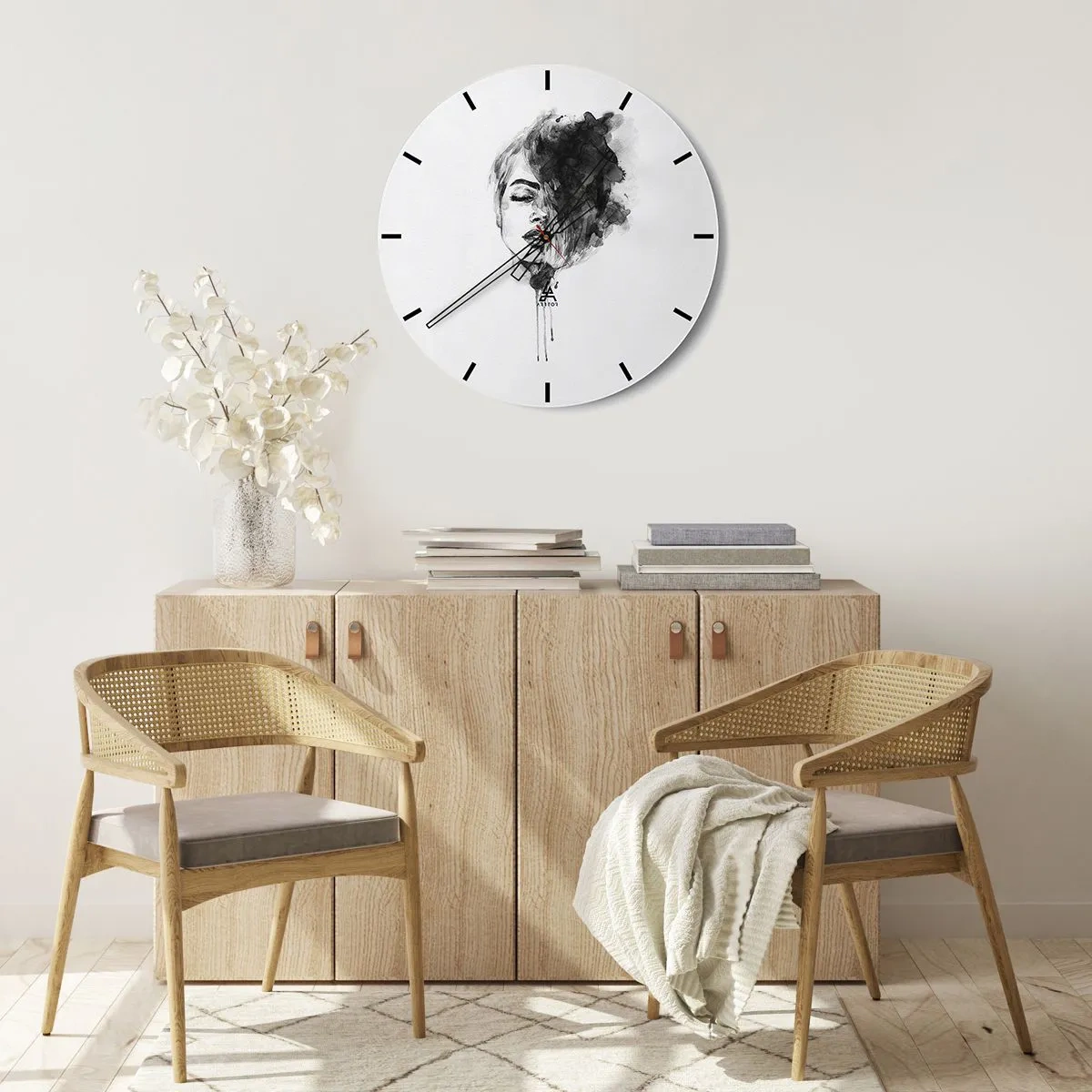 Väggklocka - Klocka på glas - Svartvit akvarellmålning av en kvinnas ansikte med rökeffekt - 30x30cm - Vad flickan drömmer om - Modern väggdekoration för vardagsrum, kök och sovrum ARTTOR