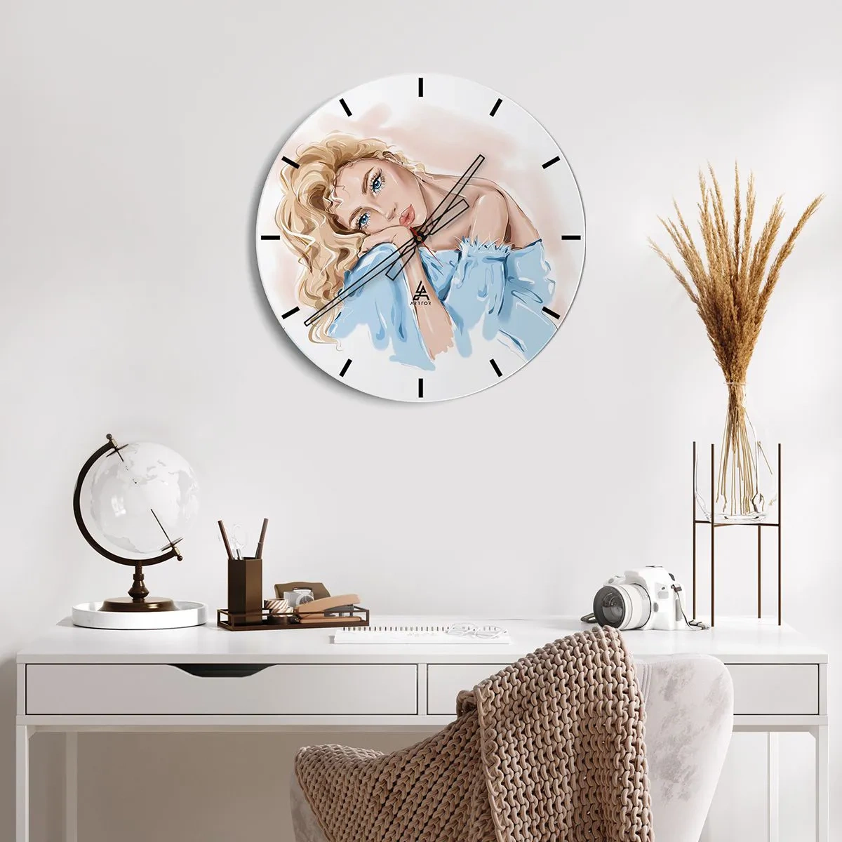 Väggklocka - Klocka på glas - Illustration av en kvinna med blonda lockar i en blå outfit mot en vit bakgrund - 30x30cm - Drömmande i blått - Modern väggdekoration för vardagsrum, kök och sovrum ARTTOR
