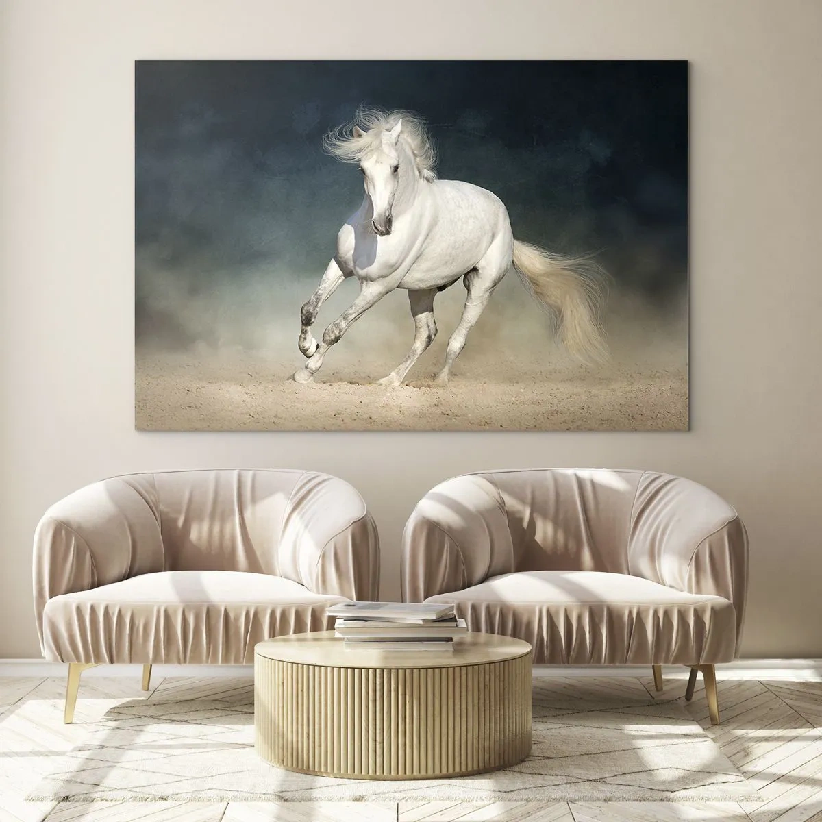 Glastavla - Bild på glas - En vit häst galopperar över sanden mot en mörk himmel. - 70x50cm - Frihet i ett rent tillstånd - Modern väggdekoration för vardagsrum och sovrum ARTTOR