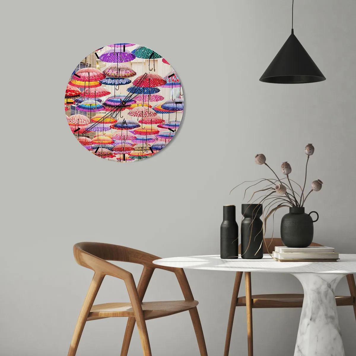 Väggklocka - Klocka på glas - Färgglada paraplyer som hänger över gatan - 30x30cm - Stadsäng - Modern väggdekoration för vardagsrum, kök och sovrum ARTTOR