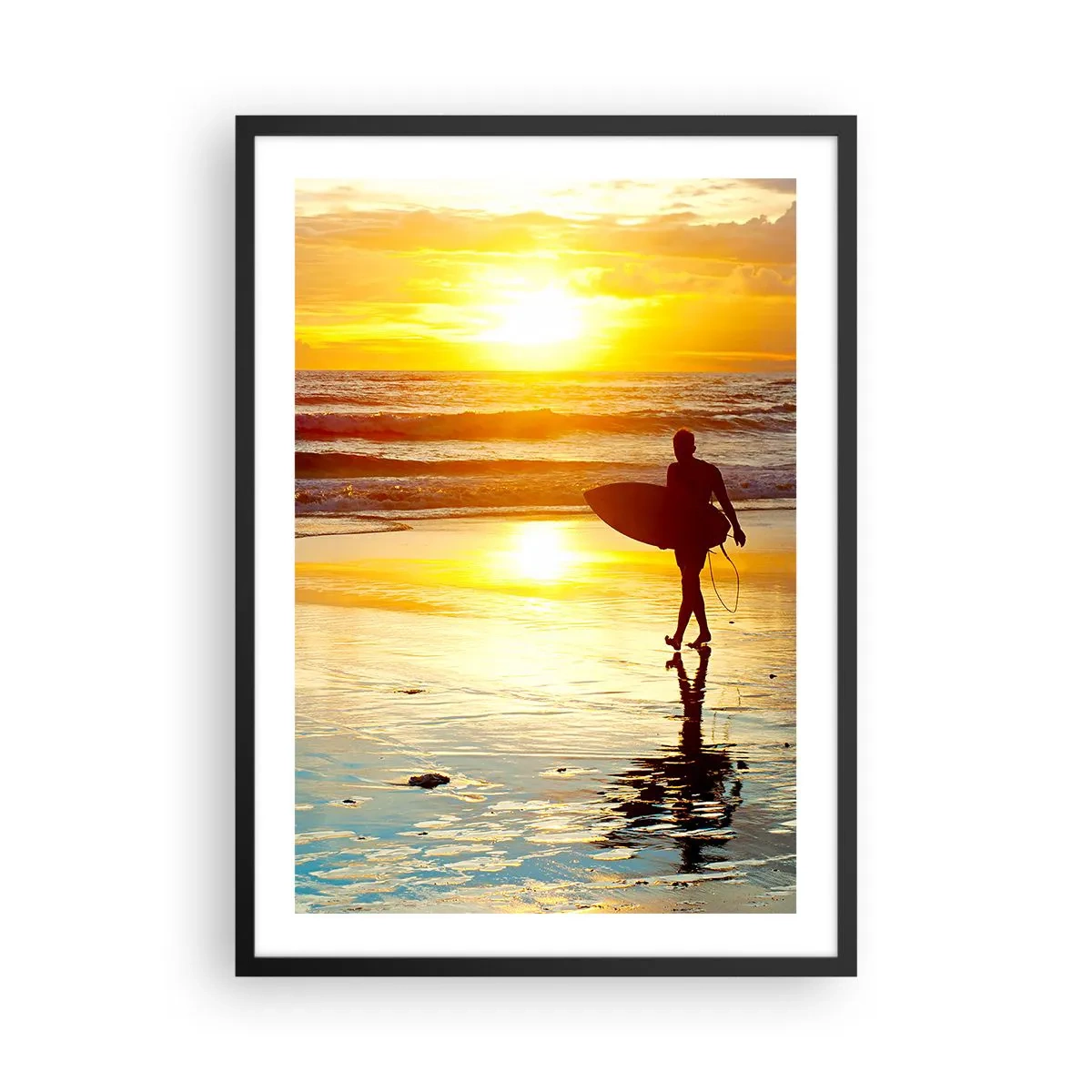Affisch i svart ram - Surfare som går på stranden vid solnedgången - 50x70cm - Kämpes återkomst - Modern väggdekoration för vardagsrum och sovrum ARTTOR