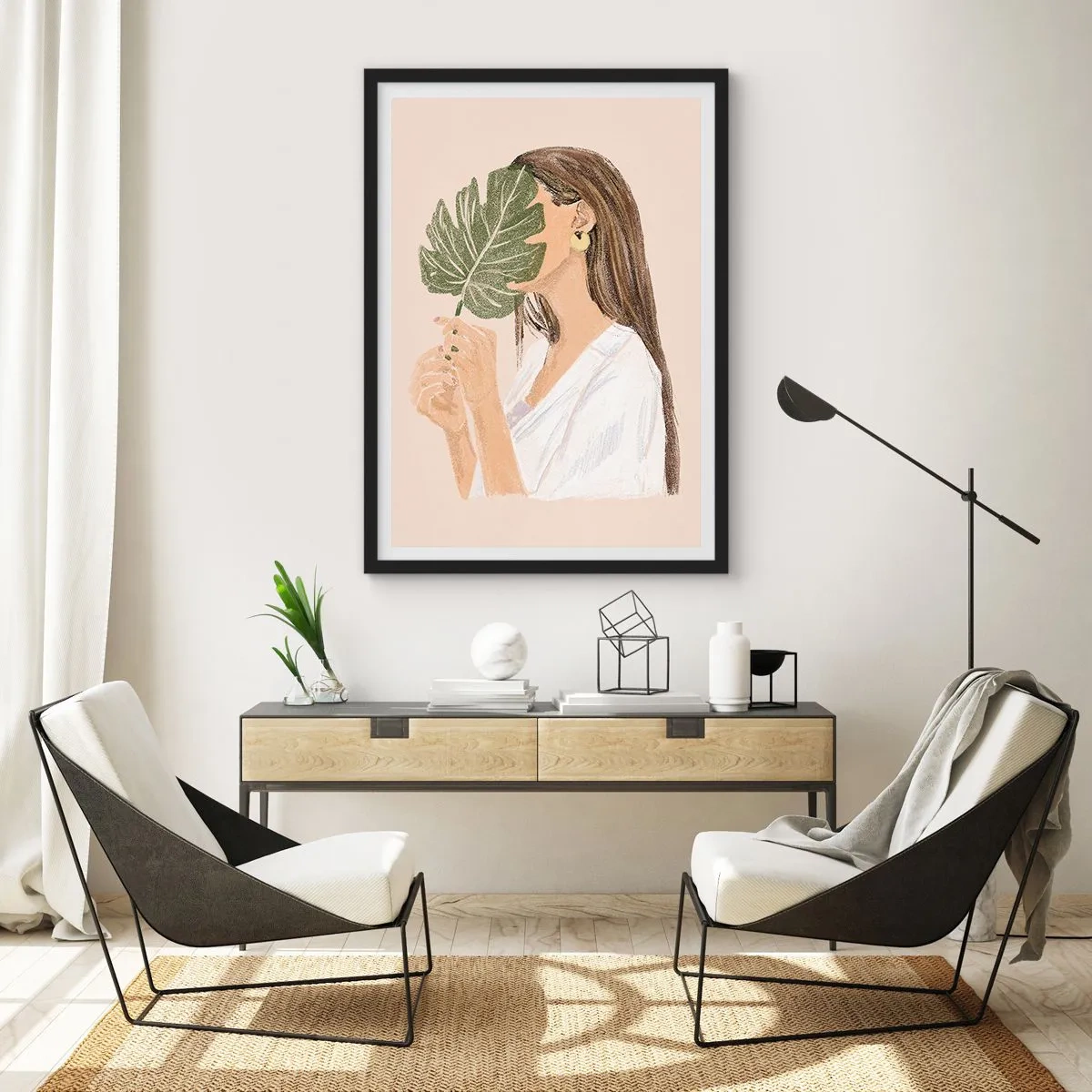 Affisch i svart ram - En kvinna som täcker sitt ansikte med ett monsterablad. - 50x70cm - Mystiskt porträtt med solfjäder - Modern väggdekoration för vardagsrum och sovrum ARTTOR