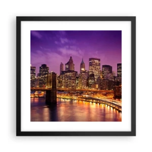Affisch i svart ram - Manhattan i violett och guld - 40x40 cm