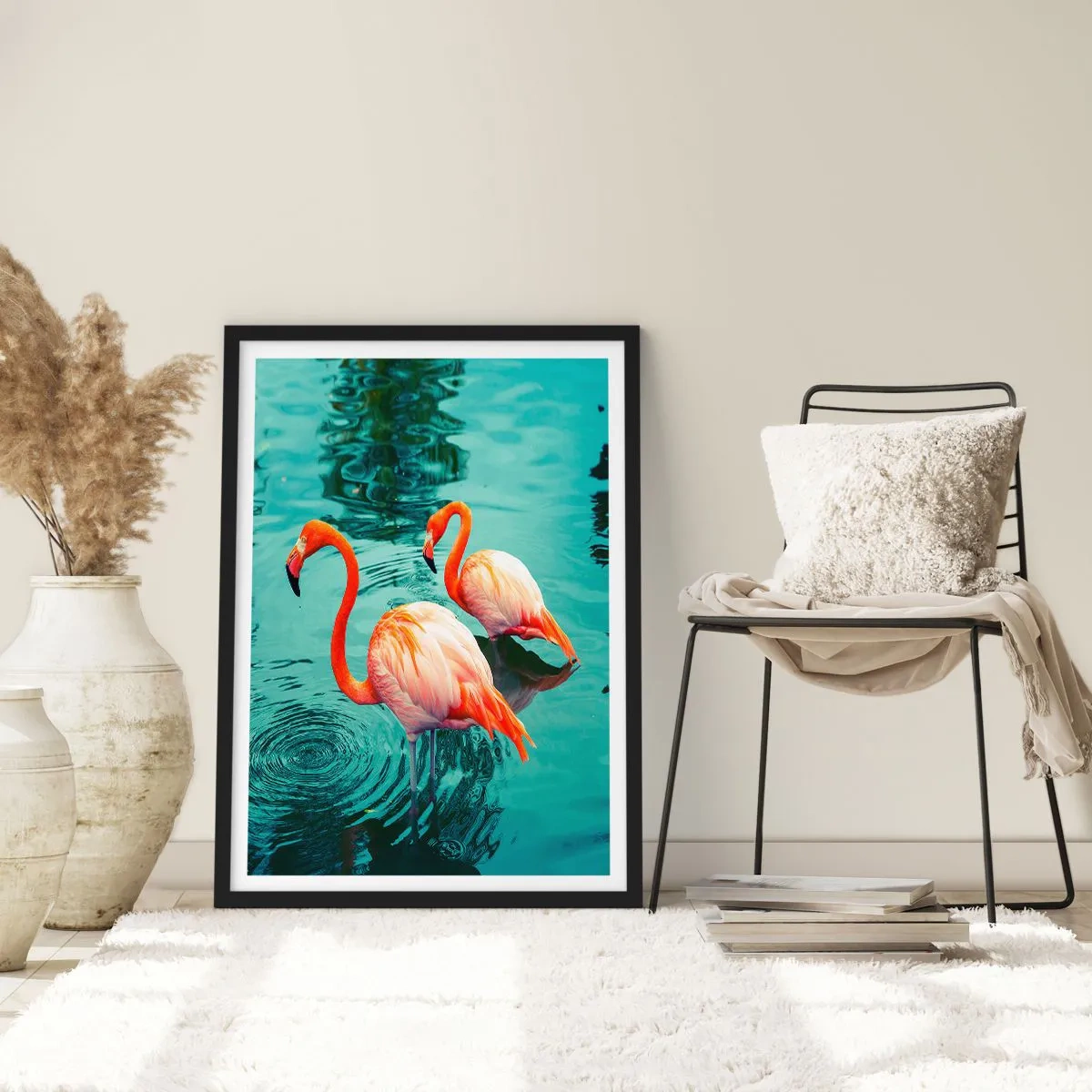 Affisch i svart ram - Två flamingos mot bakgrund av lugnt vatten - 50x70cm - Nu är vi på modet - Modern väggdekoration för vardagsrum och sovrum ARTTOR