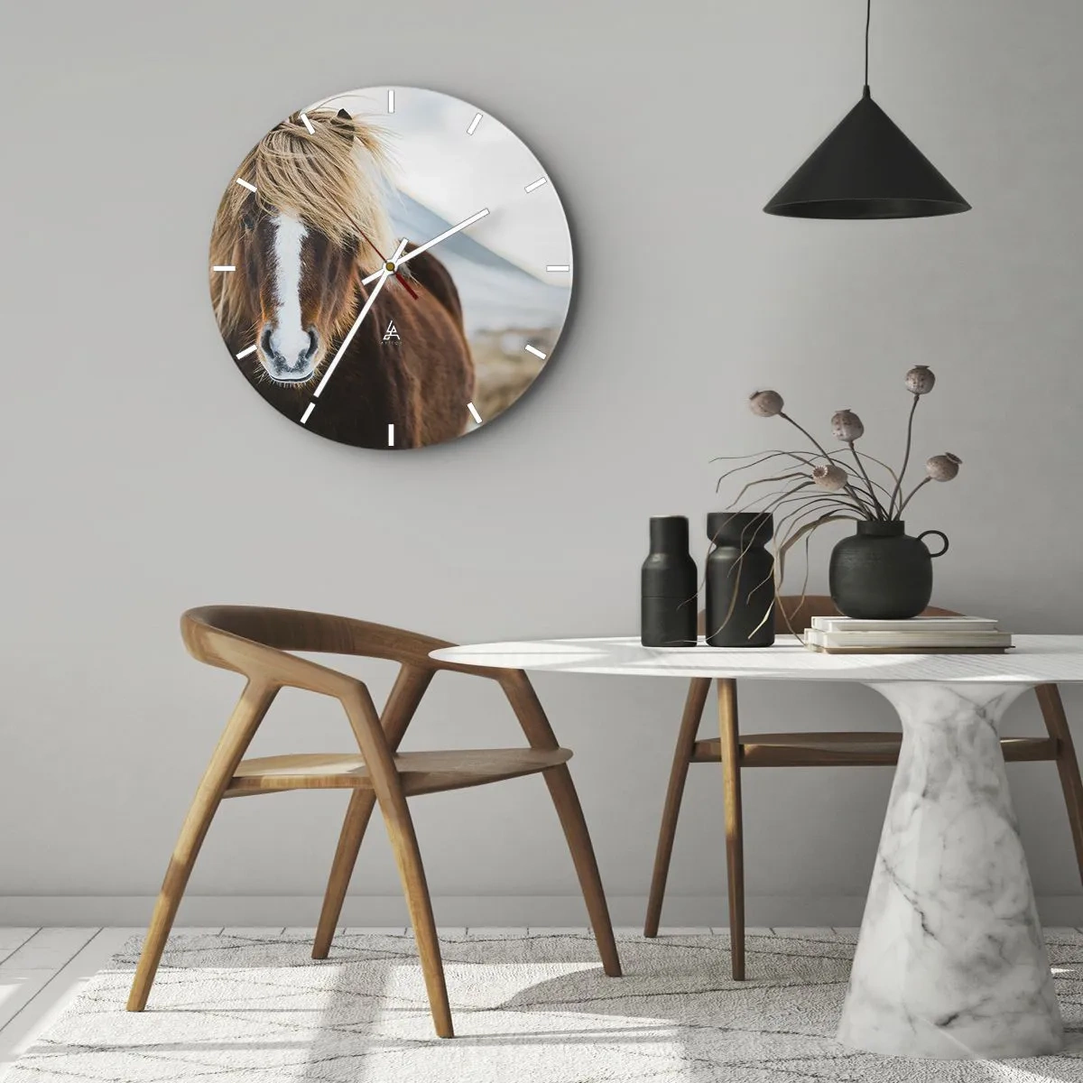 Väggklocka - Klocka på glas - En brun häst med en ljus man mot ett bergslandskap - 30x30cm - Känner du friheten? - Modern väggdekoration för vardagsrum, kök och sovrum ARTTOR
