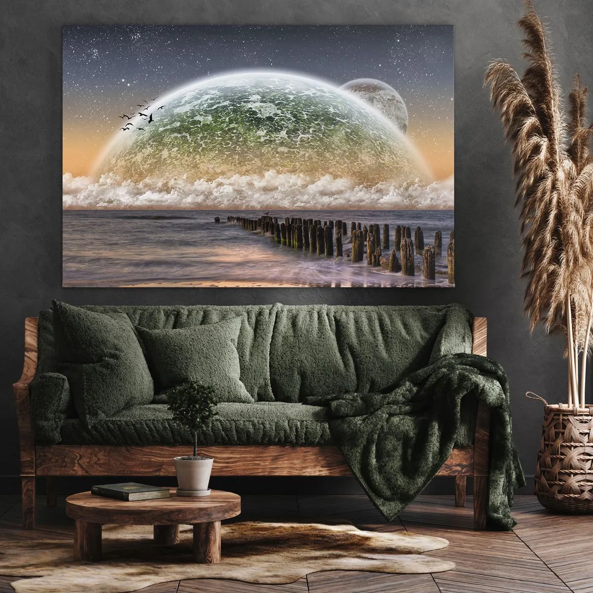 Canvastavla - Bild på duk - Ett fantastiskt landskap med en stor planet ovanför havet och en träpir. - 70x50cm - Och världen uppstod ur vatten - Modern väggdekoration för vardagsrum och sovrum ARTTOR
