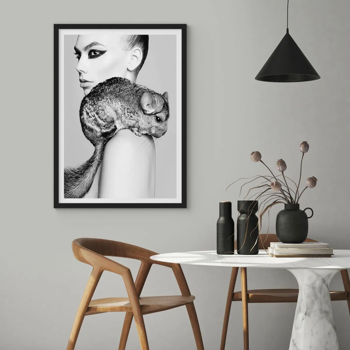 Affisch i svart ram - En kvinna med en chinchilla i en konstnärlig svartvit bild - 50x70cm - Dam med chinchilla - Modern väggdekoration för vardagsrum och sovrum ARTTOR