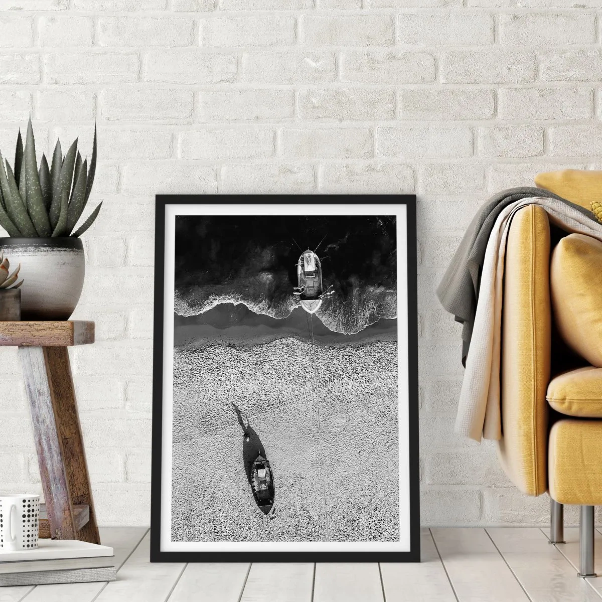 Affisch i svart ram - Ett svartvitt flygfotografi av en båt på en strand - 50x70cm - Fortfarande på stranden... - Modern väggdekoration för vardagsrum och sovrum ARTTOR