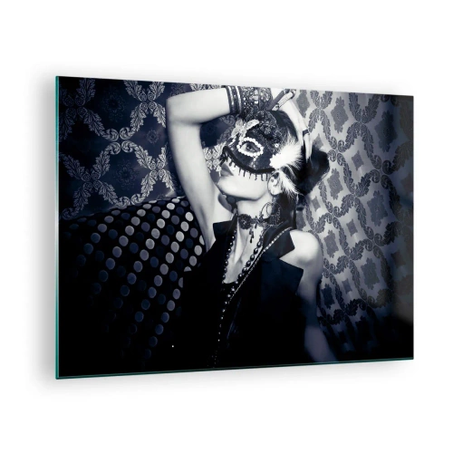 Glastavla - Bild på glas - En maskerad figur mot en mönstrad vägg i nyanser av svart och vitt - 70x50cm - Dekorationer, prydnader, nyanser... - Modern väggdekoration för vardagsrum och sovrum ARTTOR