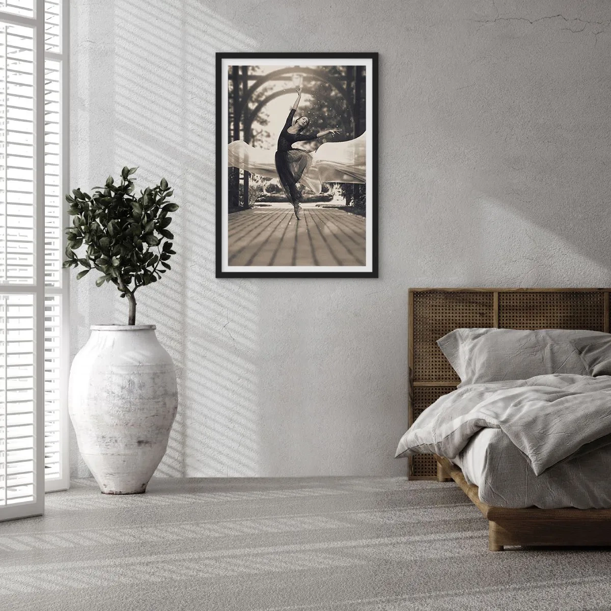 Affisch i svart ram - En dansare i eterisk rörelse i en trädgårdsmiljö - 50x70cm - Trädgårdsandens dans - Modern väggdekoration för vardagsrum och sovrum ARTTOR