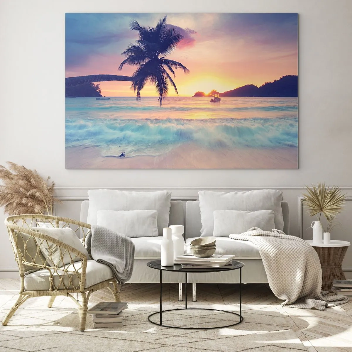 Glastavla - Bild på glas - Palmstrand vid solnedgången med en båt vid horisonten - 70x50cm - En kväll i viken - Modern väggdekoration för vardagsrum och sovrum ARTTOR