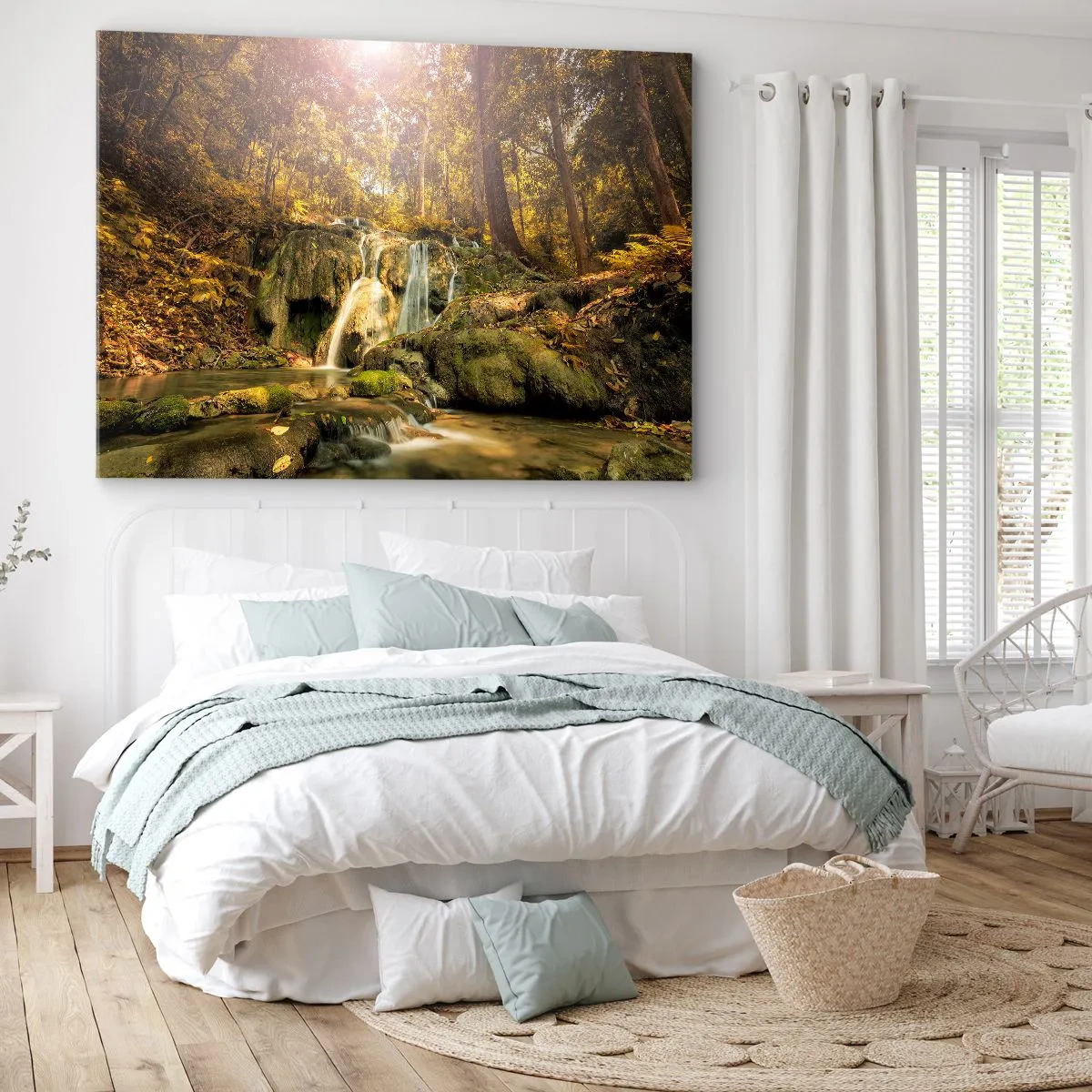 Canvastavla - Bild på duk - Ett skogsvattenfall i solens strålar, omgivet av grönska - 70x50cm - Skogkaskad i grönt - Modern väggdekoration för vardagsrum och sovrum ARTTOR