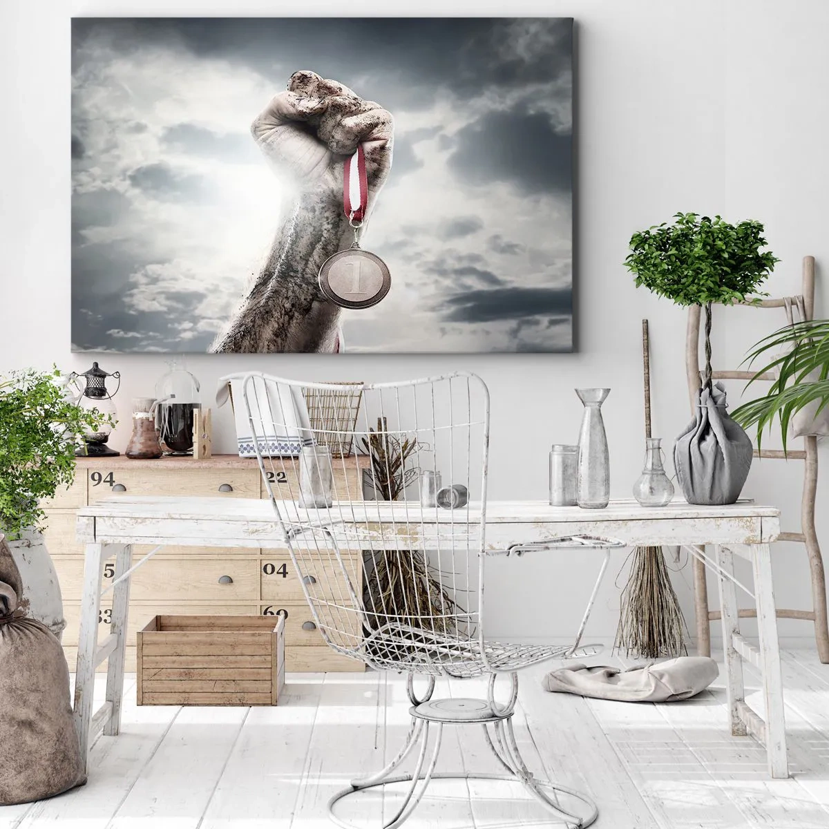 Canvastavla - Bild på duk - En hand upphöjd med en medalj mot en molnig himmel - 70x50cm - Per aspera ad astra - Modern väggdekoration för vardagsrum och sovrum ARTTOR