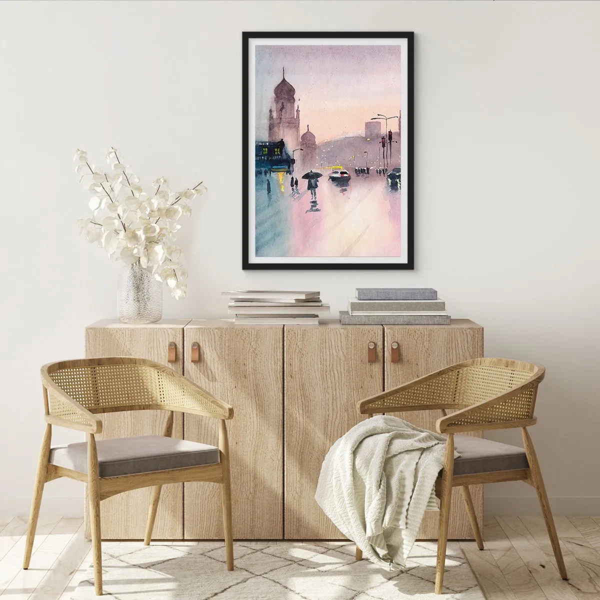 Affisch i svart ram - Stadsbild med silhuetter av människor och ljus i regndimman - 50x70cm - I regnig dimma - Modern väggdekoration för vardagsrum och sovrum ARTTOR