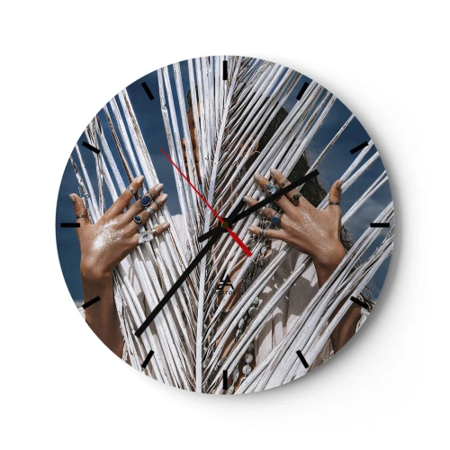 Väggklocka - Klocka på glas - Händer dekorerade med ringar bakom vita palmblad - 30x30cm - Schamanens flickvän? - Modern väggdekoration för vardagsrum, kök och sovrum ARTTOR