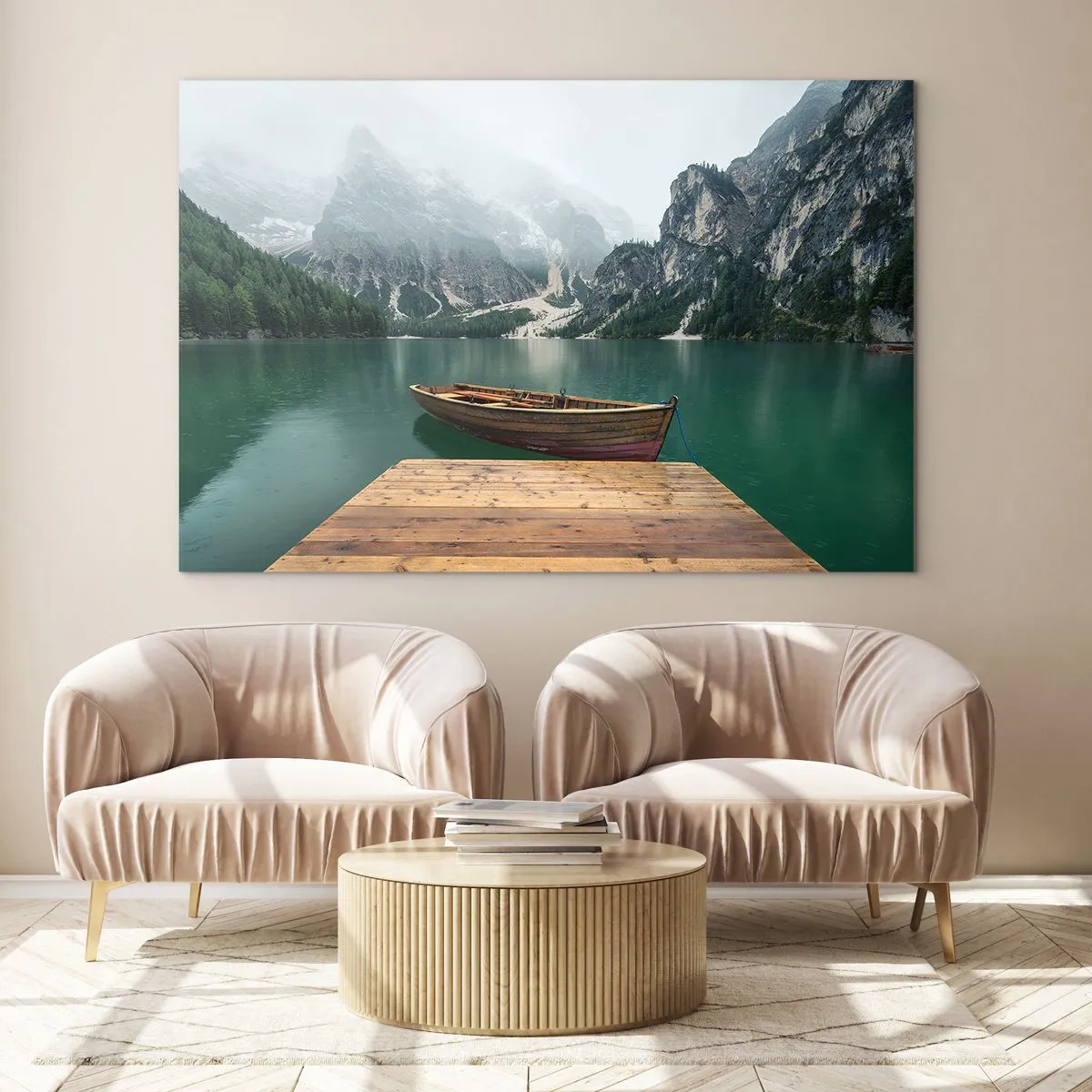 Glastavla - Bild på glas - En båt vid pirerna på en sjö i ett bergigt landskap med dimma - 70x50cm - Naturens mäktighet - Modern väggdekoration för vardagsrum och sovrum ARTTOR