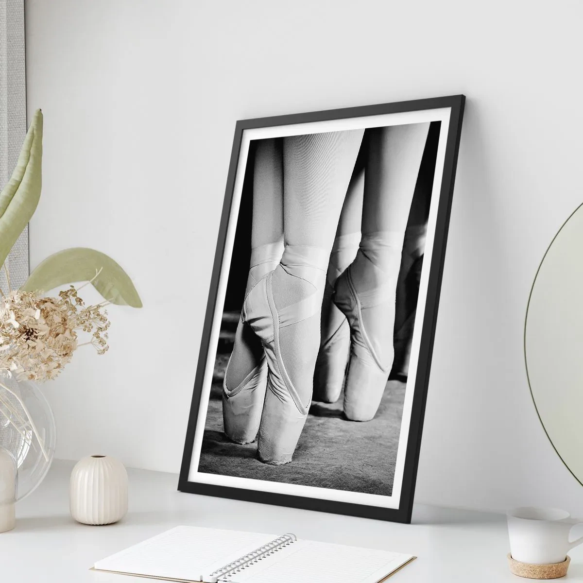 Affisch i svart ram - En svartvit poster som föreställer balett-tåskor. - 50x70cm - Tillsammans, lätt - Modern väggdekoration för vardagsrum och sovrum ARTTOR