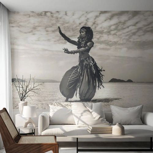 Fototapet Standard Eco - En dansare i traditionell dräkt på en öde strand - 100x70cm - Sydliga öars dans - Modern väggdekoration för vardagsrum och sovrum ARTTOR